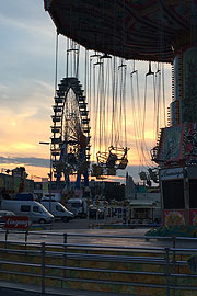 Abendstimmung über der Okoberfest-Baustelle (©Foto: Martin Schmitz)